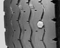 uszkodzenie mechaniczne czoła bieżnika opony